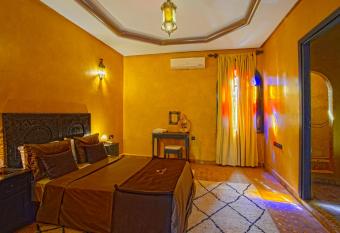 Riad Dar Biona Maison D h  tes & Spa has rooms with a private hot tub
