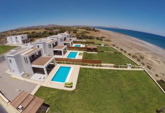 Antonoglou Beach Villas - Waterfront Luxury Retreat has Balcony rooms