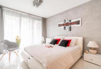 Art Apart nad O  aw   Wroc  aw allows 18 year olds to book a room