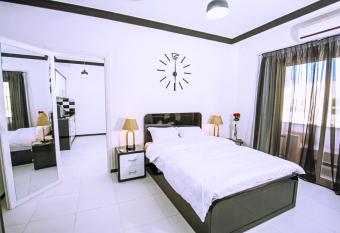 Rare 2BD Marina Hotspot With Pool, Fast Free WIFI & Balcony - 2 Kitchens & 2 Bathrooms - Western Standards - Sheraton Plaza 414-415 allows 18 year olds to book a room