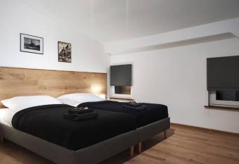 OficynaApartments allows 18 year olds to book a room