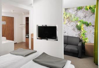 Hotel INNdependence allows 18 year olds to book a room