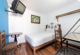 OYO Casa Vieja,Ciudad Serd  n,Museo La Magnolia allows 18 year olds to book a room