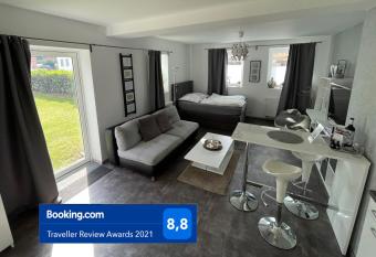 W1 - Kontaktloser 24h CHECK IN, W-LAN, Netflix, Parkplatz, K  che, Boxspring-Bett allows 18 year olds to book a room