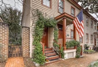 Taylor Loft & Studio has Balcony rooms