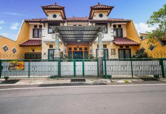 OYO 3217 The Ts Homestay allows 18 year olds to book a room