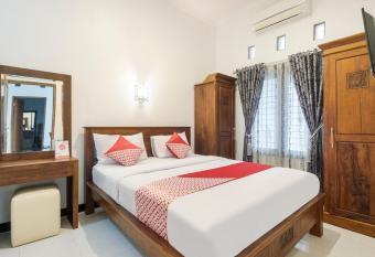 OYO 3267 Omah Suryo allows 18 year olds to book a room
