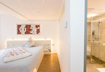 Hotel Am D  sseldorfer Platz allows 18 year olds to book a room