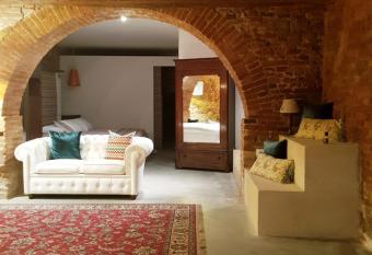 L  Atelier Tuscany has Balcony rooms