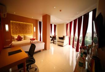 THE RED VELVET HOTEL has Balcony rooms