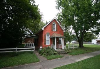 Downtown 2 Bedroom Cottage, Sleeps 6, Walking Distance to Honeywell, Downtown Restaurants, Shopping has Balcony rooms