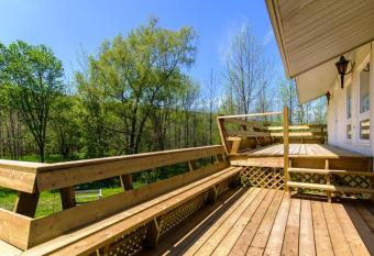 Claire Glen Chalet has rooms with a private hot tub