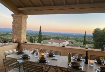 Maison de charme en Provence has Balcony rooms