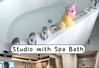 Bali Residences Homestay Melaka Town has rooms with a private hot tub