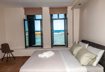 Endless Blue Suites has rooms with a private hot tub