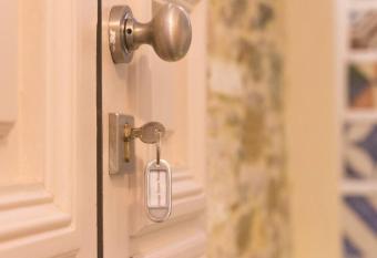 Private Stone Houses in Ermoupolis allows 18 year olds to book a room