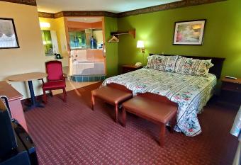 Thomasville Inn has rooms with a private hot tub