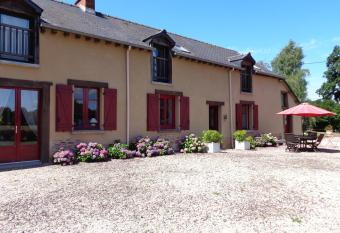 Chambres d H  tes Domaine du Bois-Basset has Balcony rooms