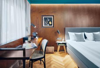 art Hotel Tucholsky allows 18 year olds to book a room