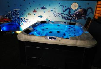 LOGEMENT ATYPIQUE BIEN ETRE AU C  UR DE LA NATURE allows 18 year olds to book a room