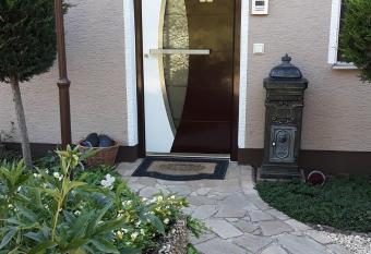 Ferienwohnung am kleinen Stadtpark Langenselbold allows 18 year olds to book a room