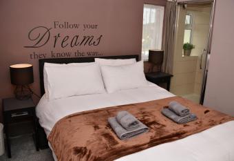 1FG Dreams Unlimited Serviced Accommodation- Staines - Heathrow allows 18 year olds to book a room