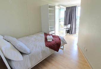 City Plaza in the heart of Canberra Centre! Private room in shared Apartment has Balcony rooms