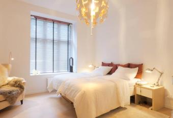 Exquisite apartment, most convenient location, Apt 5. has Balcony rooms