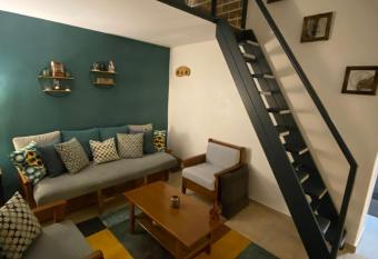 Small cosy house Lavrion allows 18 year olds to book a room