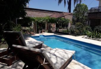 CABA  AS VILLA CLUB 1 cerca del aeropuerto el Palomar allows 18 year olds to book a room