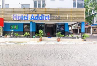 RedDoorz near City Walk Lippo Cikarang allows 18 year olds to book a room