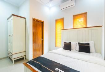 Super OYO Collection O 3280 Cendhani Raras allows 18 year olds to book a room