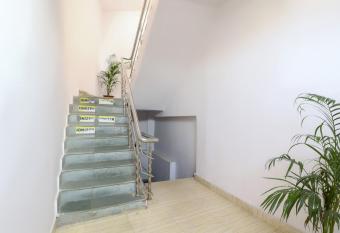 Super OYO Flagship Hotel Tuk Tuk Palace allows 18 year olds to book a room