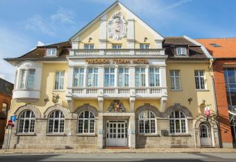 Best Western Plus Theodor Storm Hotel allows 18 year olds to book a room