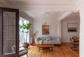 Beautiful New Apartment in Town Centre has Balcony rooms