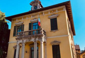 Villa Mirabilia allows 18 year olds to book a room