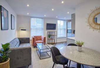 Host & Stay - Apartment Two, Hudsons Yard House allows 18 year olds to book a room