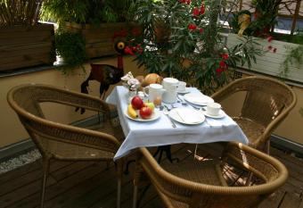 Hotel L  hndorf allows 18 year olds to book a room