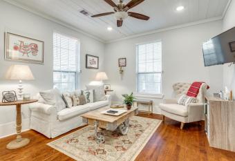 Coastal Hideaway has Balcony rooms