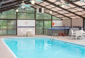 Unit 66 - Treeloft 3 Bedroom Villa has rooms with a private hot tub