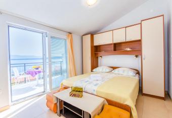 Knezovicapartments has Balcony rooms