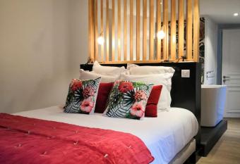 5 Chambres en Ville allows 18 year olds to book a room