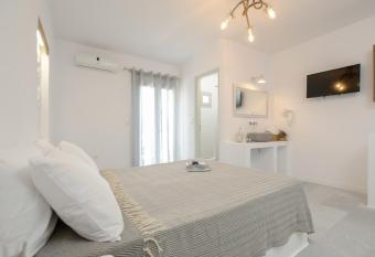 Casa Verde Di Naxos allows 18 year olds to book a room