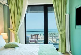 Hotel Excelsior Mamaia Nord allows 18 year olds to book a room