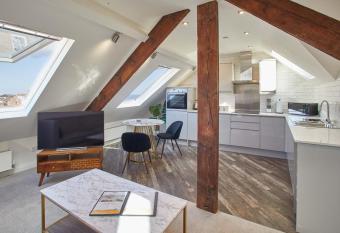 Host & Stay - The Penthouse, Hudsons Yard House allows 18 year olds to book a room