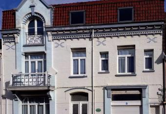 G  te La Villa Perroy    proximit   de la plage allows 18 year olds to book a room