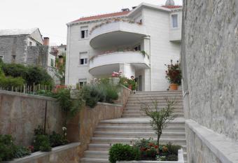 Apartment Mladinic Brac has Balcony rooms