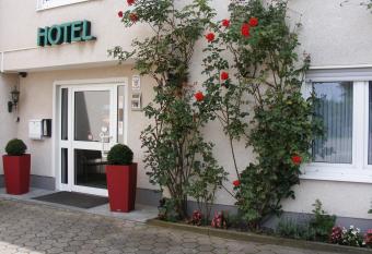 Hotel Schmerk  tter allows 18 year olds to book a room