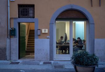 LUOGO COMUNE Ostello allows 18 year olds to book a room