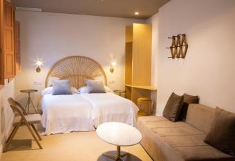 APARTAMENTOS Los Patios de San Agust  n allows 18 year olds to book a room